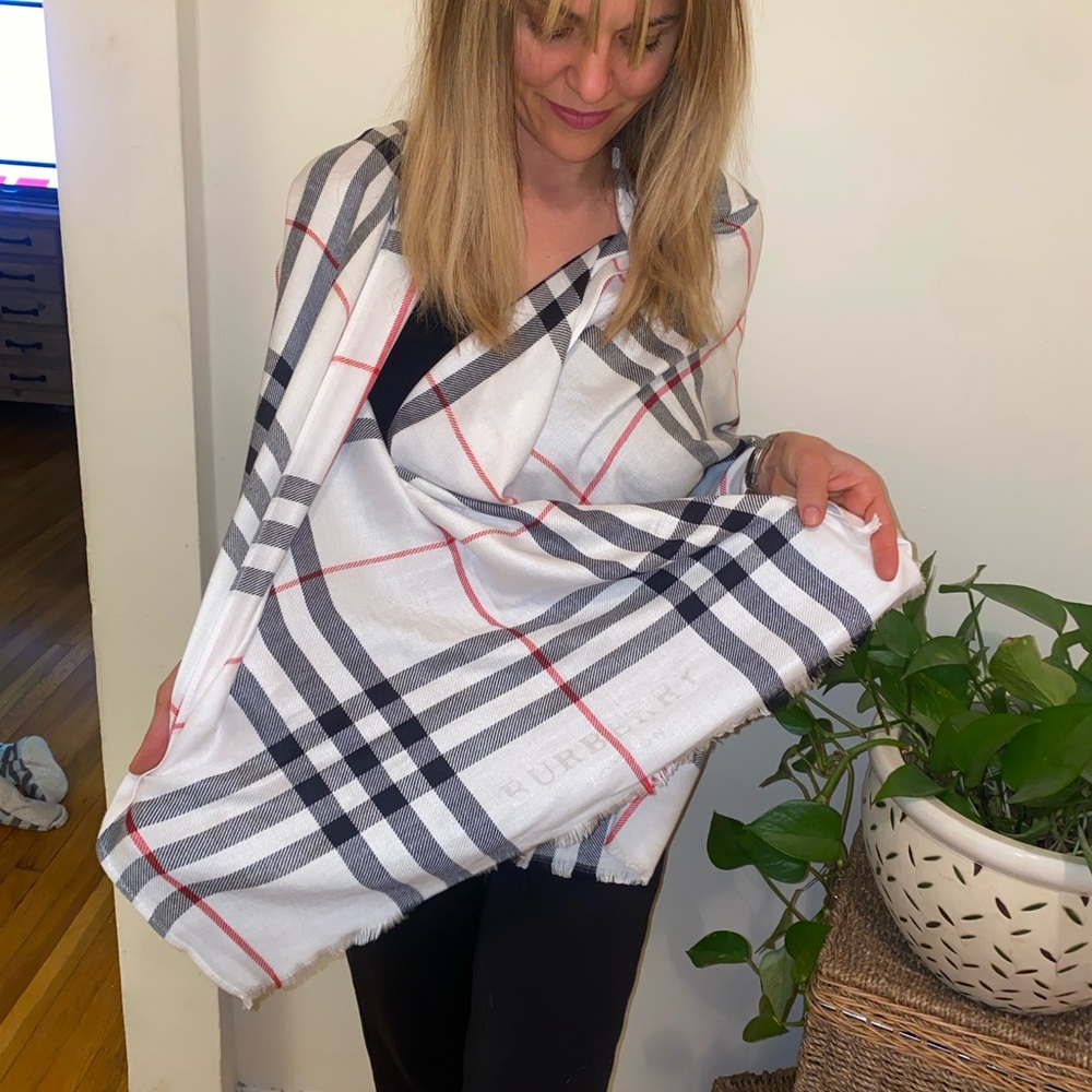 Burberry Classic Check Scarf in White and Black